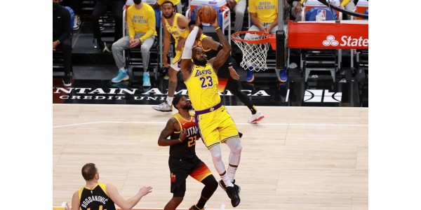 El público finalmente esperó el duelo entre Los Angeles Lakers y Utah Jazz
